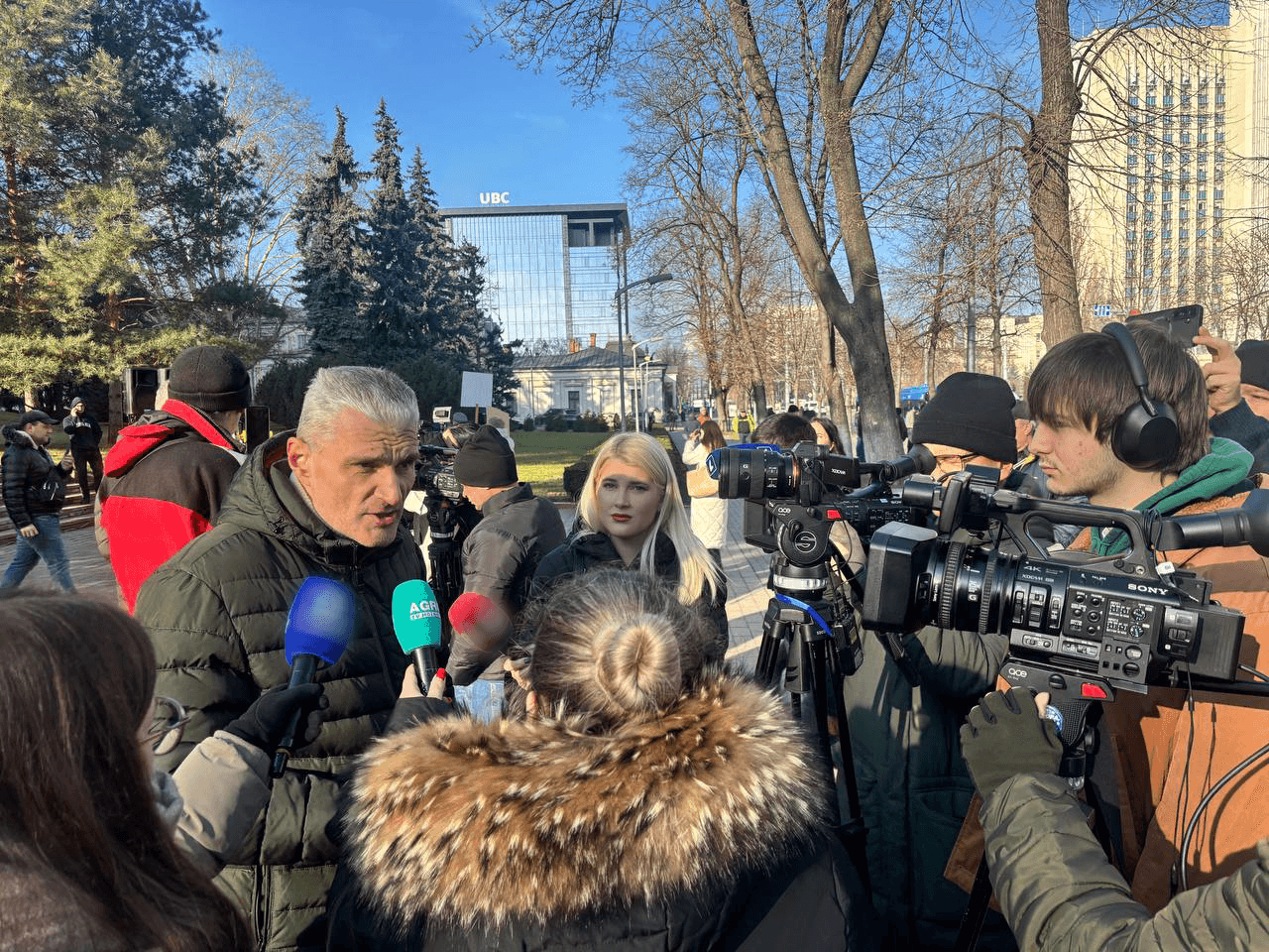 Creditele ne sugrumă: fermierii din Moldova au ieșit la protest în fața Parlamentului și vor ca autoritățile să-i asculte