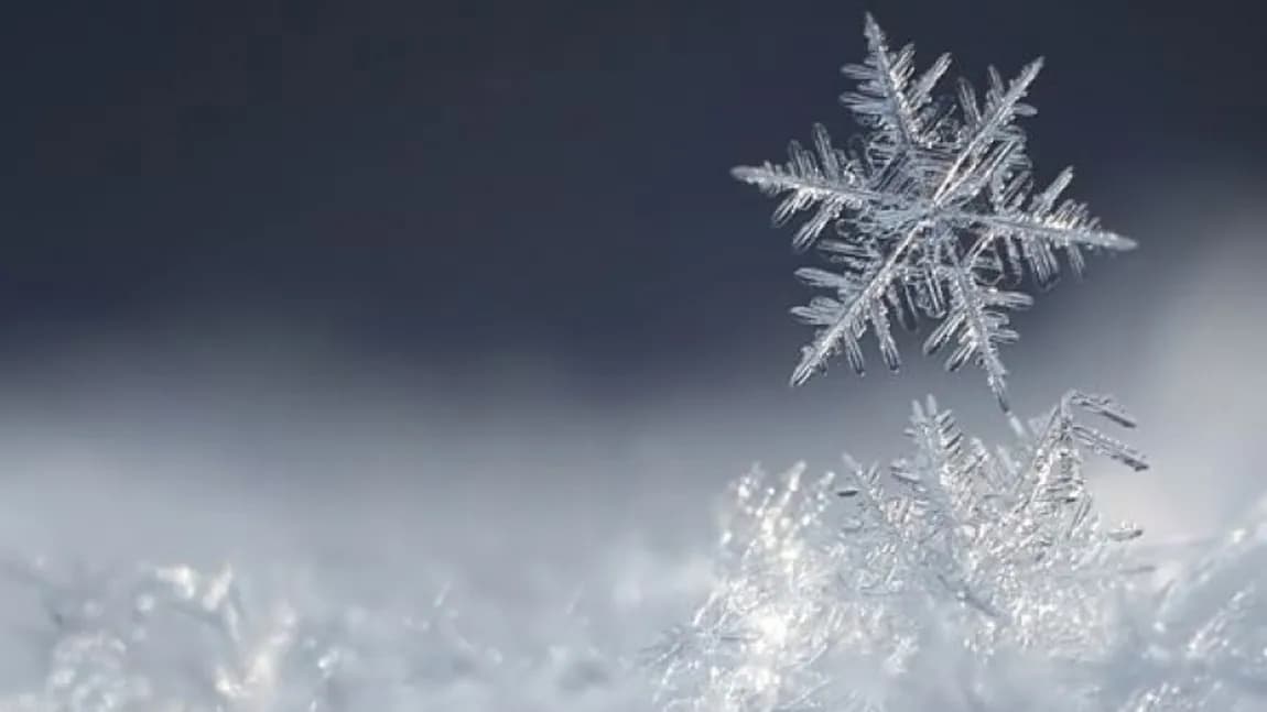 Vreme rece și ninsori slabe în toată țara! Atenție la polei pe drumuri