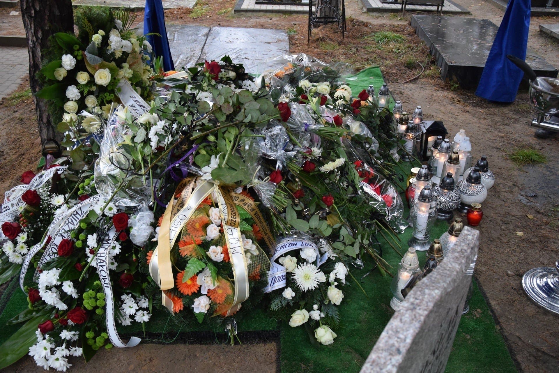 Petiție pentru eliminarea coroanelor funerare nereciclabile, depusă la Ministerul Mediului