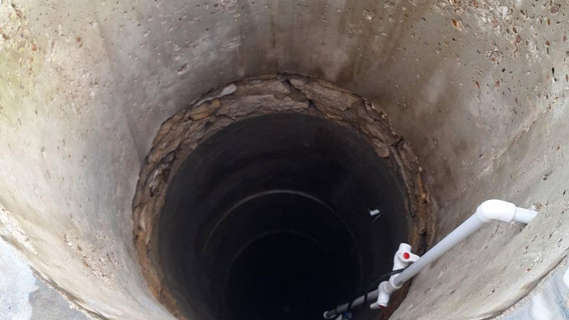 Bărbat de 84 de ani salvat de pompieri după ce a căzut într-o fântână