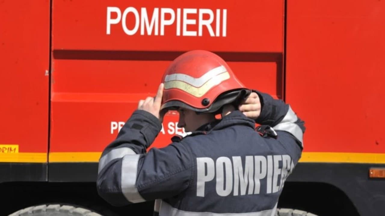 Sute de păsări și un bătrân salvat din incendii în aceeași zi