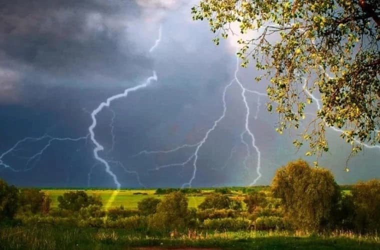 Cod galben de instabilitate atmosferică și vânt puternic în toată țara
