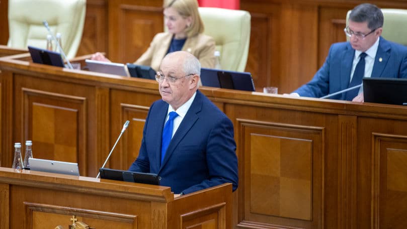 Alexandru Munteanu a prezentat în Parlament programul „UE, pace, dezvoltare” și echipa noului Guvern
