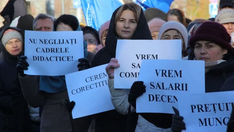 Sindicatele cer salarii mai mari pentru profesori