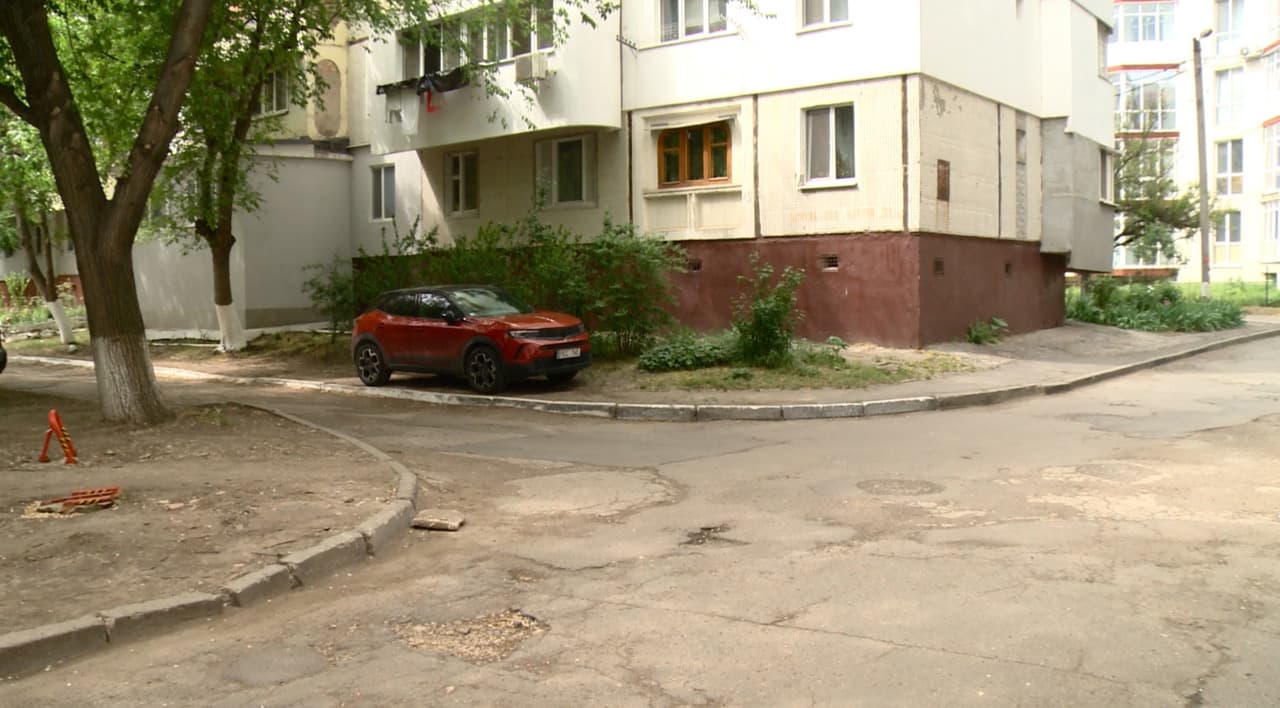 Guvernul va reabilita 380 de curți în Chișinău
