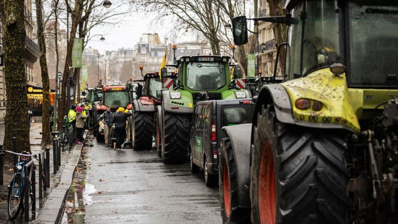 Sute de tractoare au blocat Parisul în semn de protest al agricultorilor