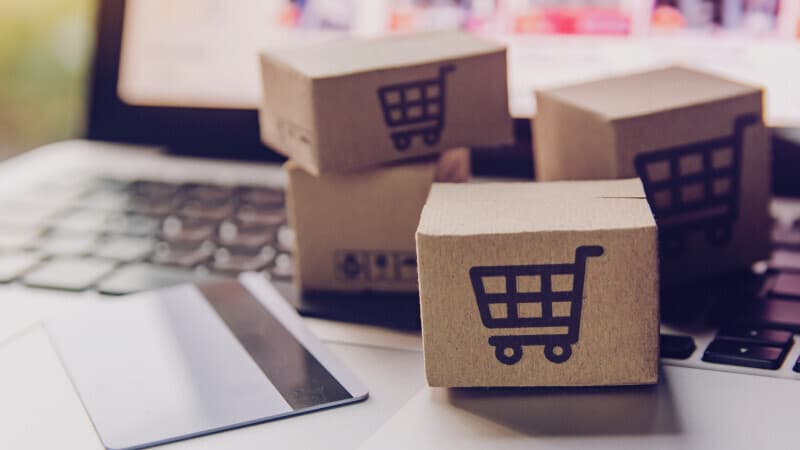 Comenzi online de sărbători: Experții avertizează că orice achiziție online este un contract valabil