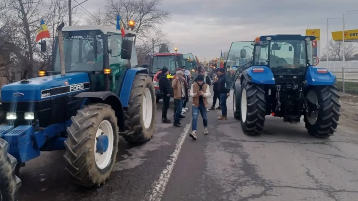 Fermierii români blochează șoselele cu tractoarele în Iași