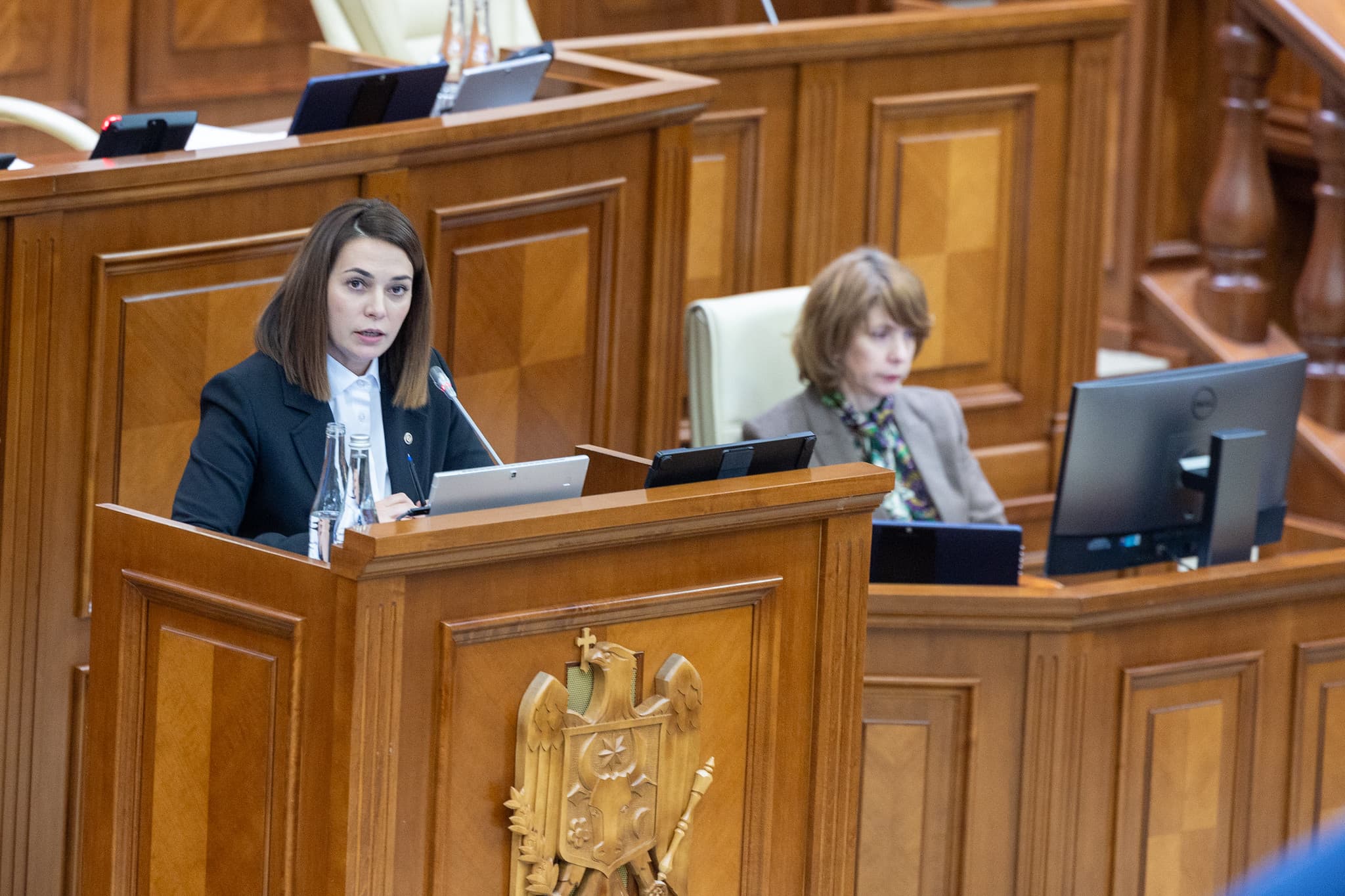 Replici acide în Parlament: moțiunea simplă împotriva politicilor Agriculturii a fost respinsă