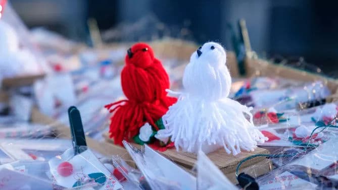 Mărțișoarele, la mare căutare în centrul capitalei. Prețurile pornesc de la 10 lei și ajung la câteva sute de lei pentru modelele hand-made