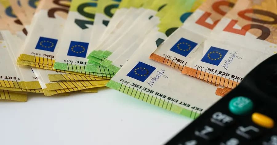 UE limitează plățile în numerar la 10.000 de euro începând cu 2027