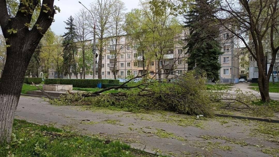 Vântul puternic a făcut din nou ravagii în întreaga țară