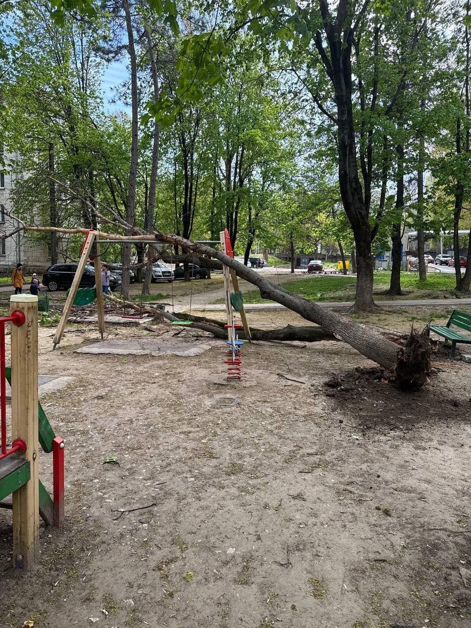 Vântul puternic a făcut ravagii în întreaga țară, zeci de mașini avariate și acoperișuri smulse