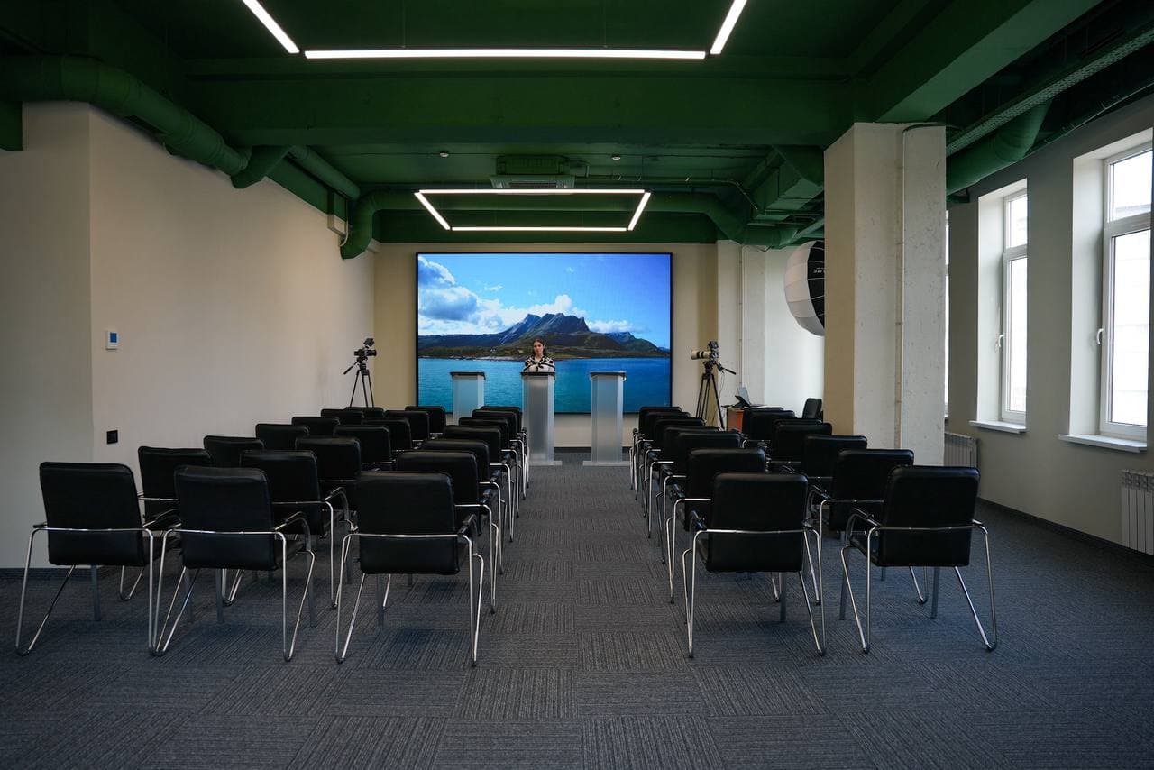 Oferim spre închiriere un spațiu modern și complet echipat pentru conferințe
