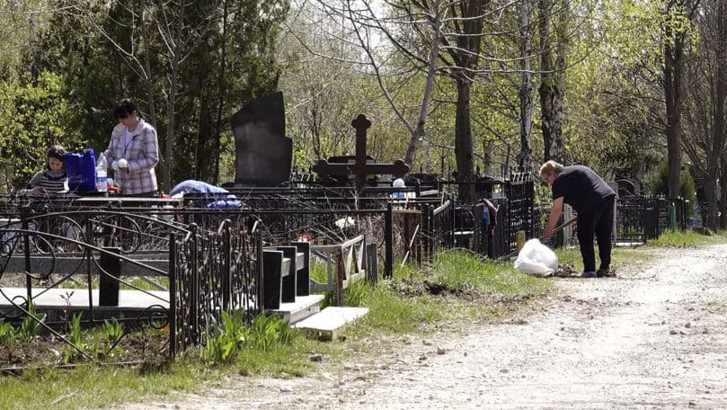 Marea curățenie în cimitire înainte de Blajini