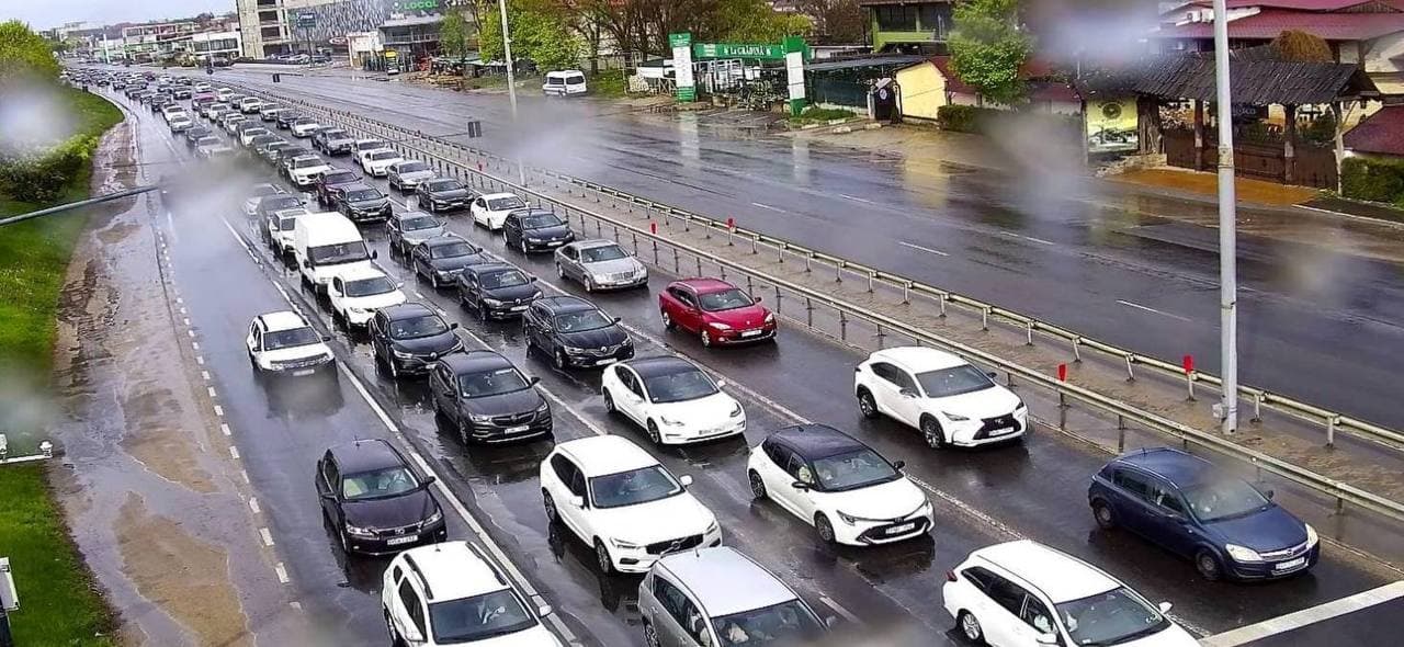 Cozi de mașini la periferia Chișinăului și flux record de persoane