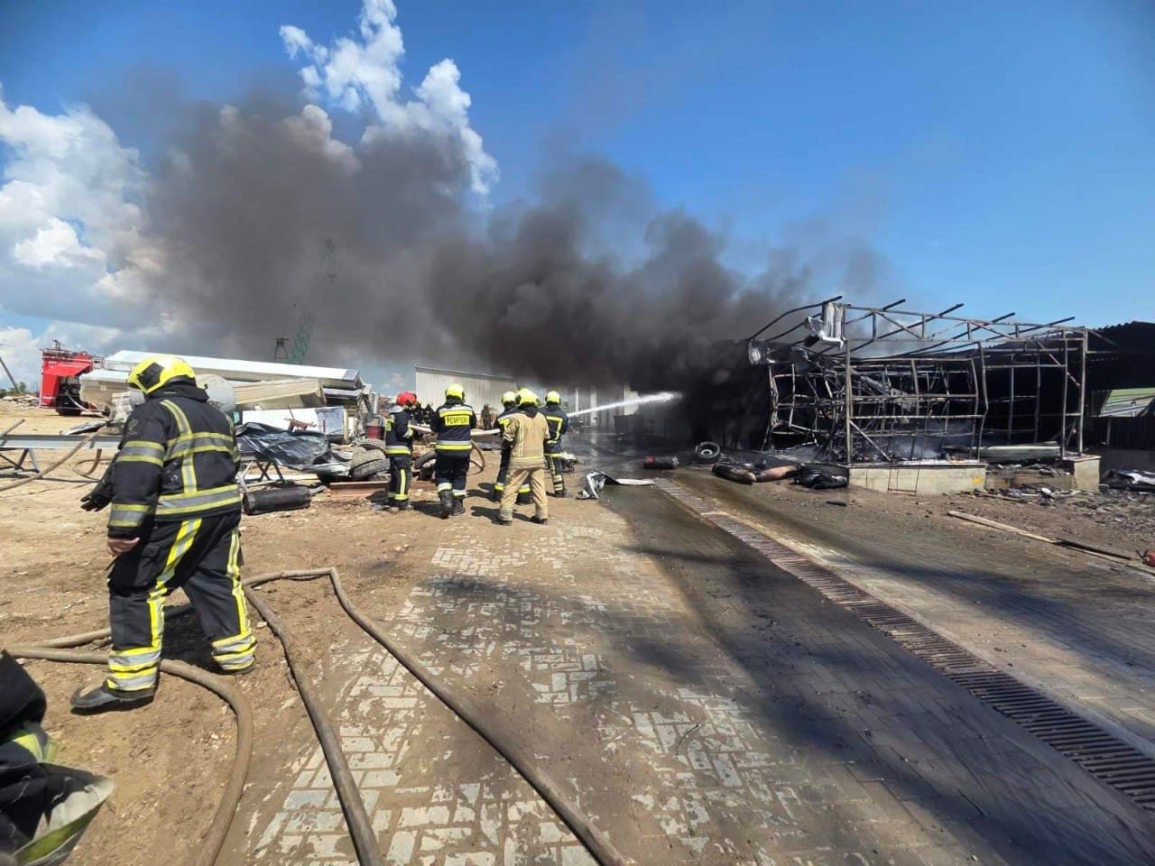 Incendiu cu patru explozii pe strada Industrială din capitală