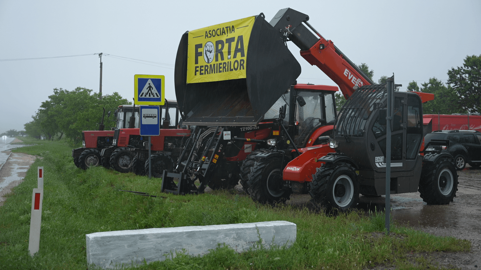 Fermierii au ieșit la proteste cu tractoare