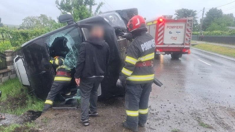 Microbuz cu cetățeni moldoveni, implicat într-un accident în România