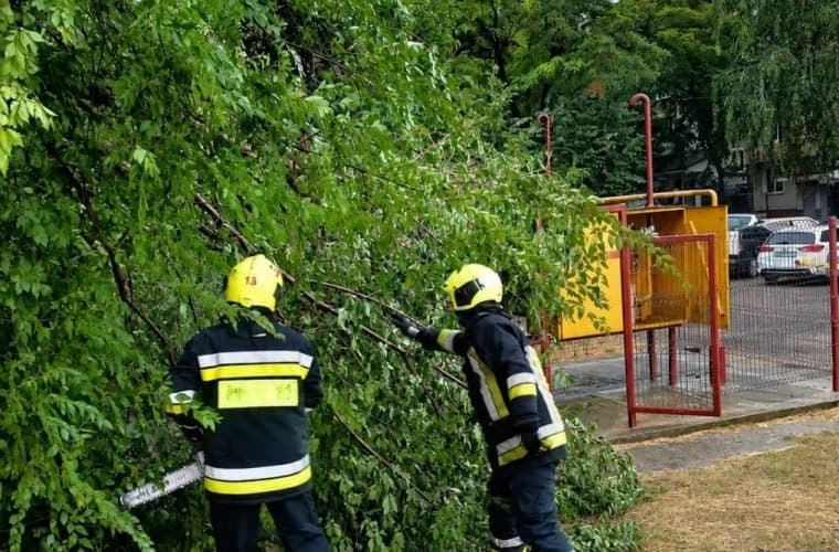 Furtunile au făcut ravagii în Moldova și România. Zeci de intervenții ale salvatorilor după ploile și vijeliile de duminică