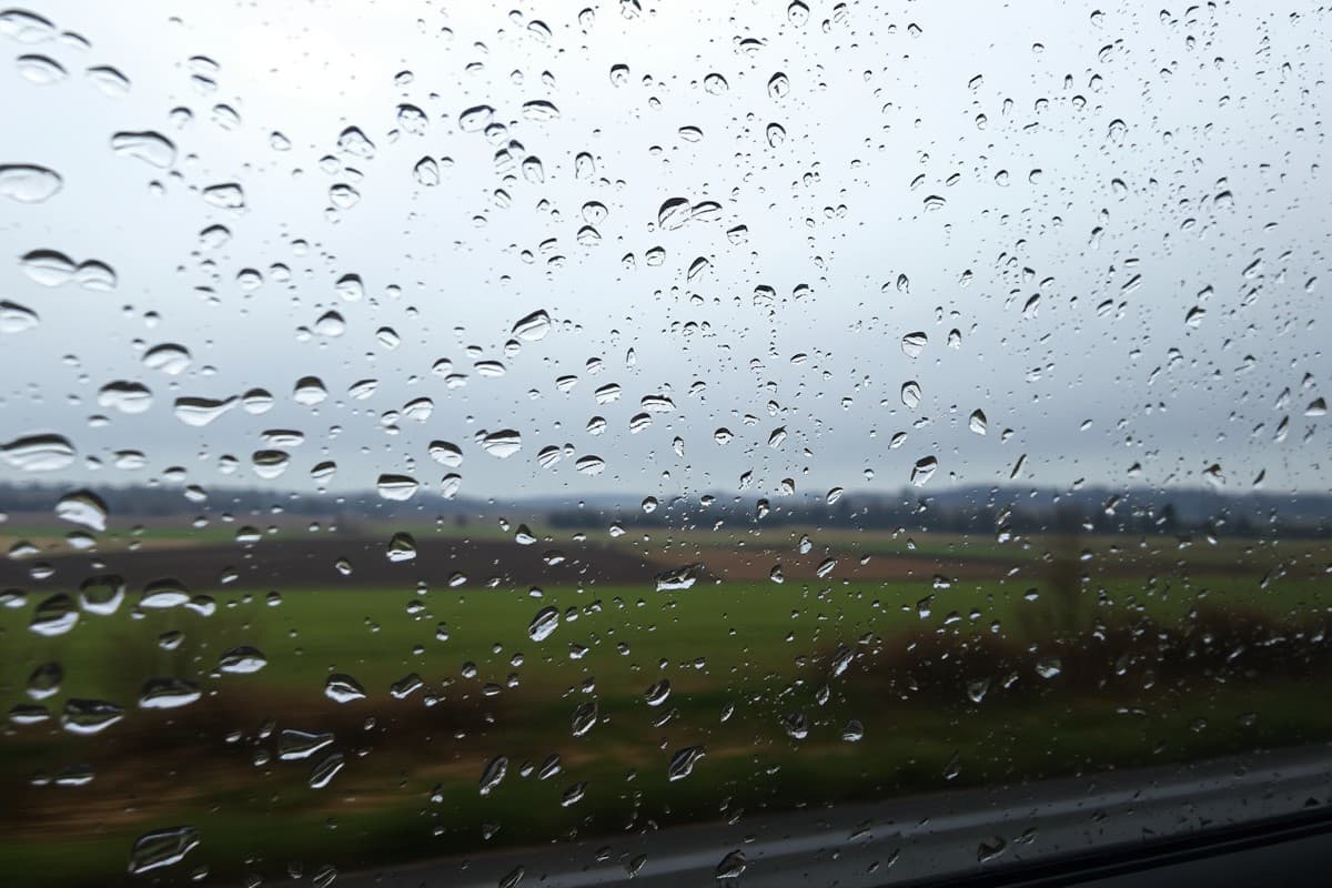 Ne așteptăm la ploi și temperaturi de până la 27 de grade