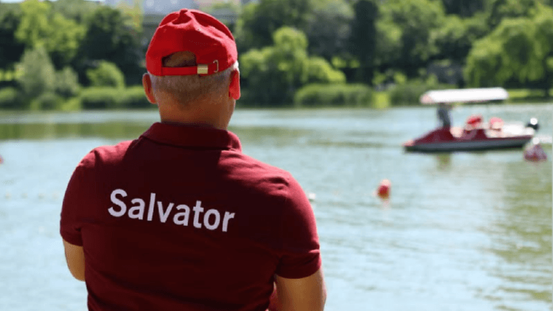 Un adolescent de 17 ani a fost salvat de la înec în Parcul Valea Trandafirilor