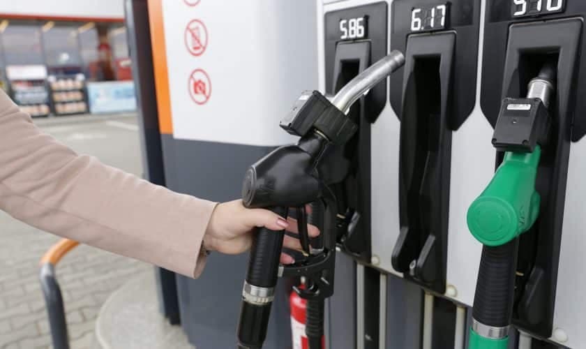 Benzina se scumpește