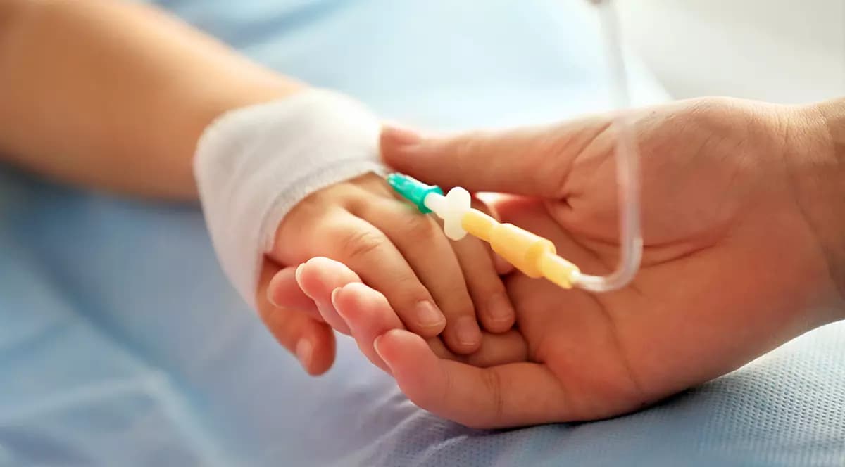 Un copil de doi ani a ajuns de urgență la spital, după ce s-a intoxicat cu solvent