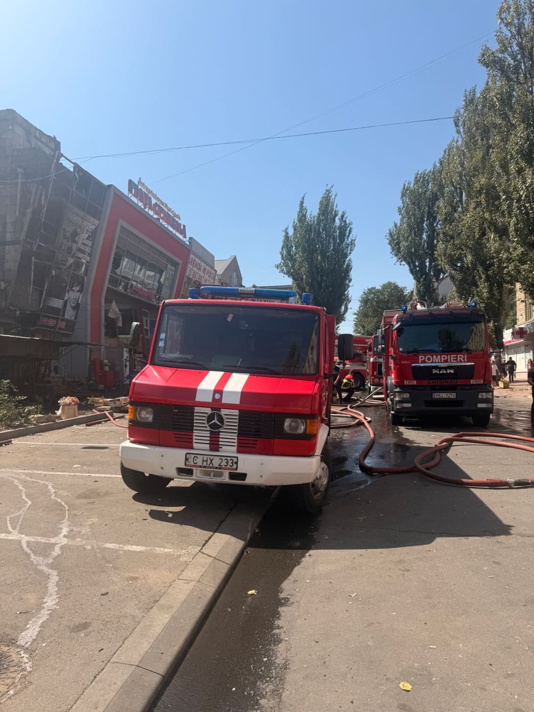 Incendiu la Piața Centrală din Chișinău. Flăcările au afectat fațada și mansarda clădirii