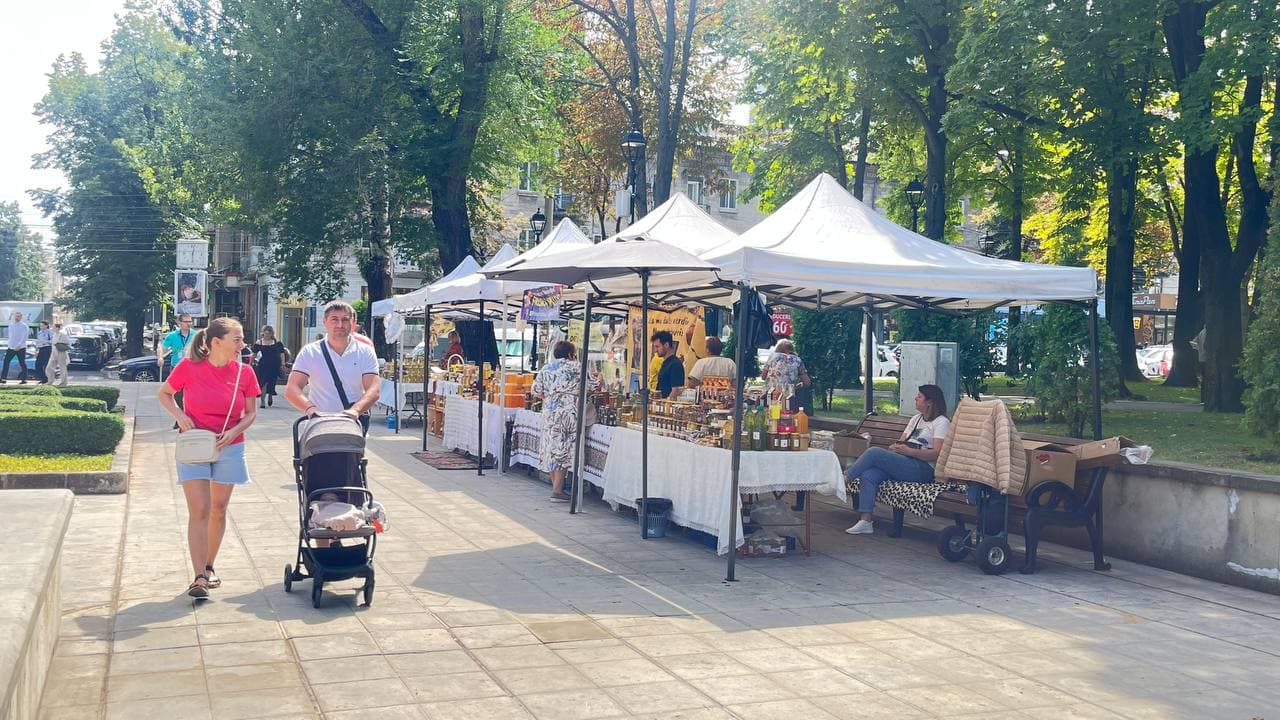 De ziua lor, apicultorii și-au adus roada la un târg în capitală
