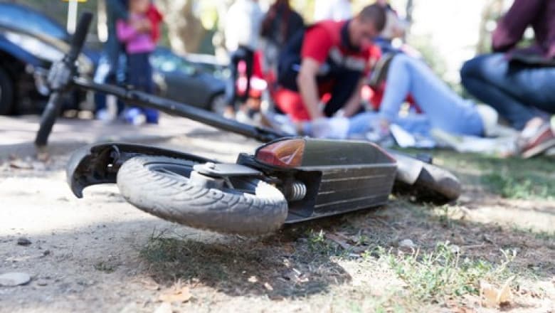 Un copil a murit după ce s-a ciocnit cu trotineta de o mașină