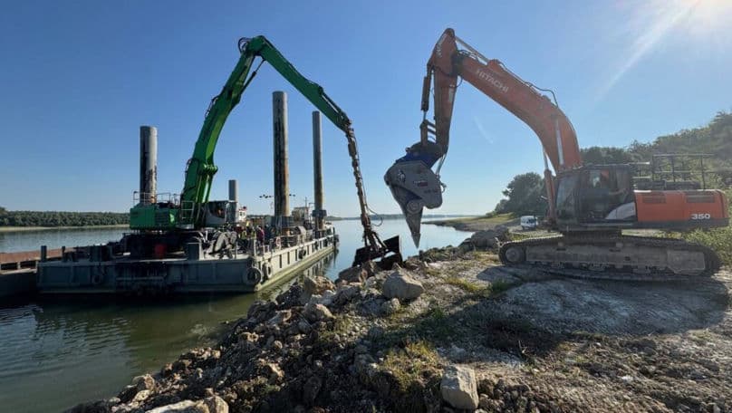 Patru barje vor fi scufundate în Dunăre pentru a crește debitul către Centrala de la Cernavodă