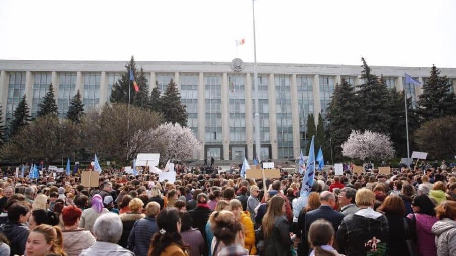 Profesorii ies miercuri la protest