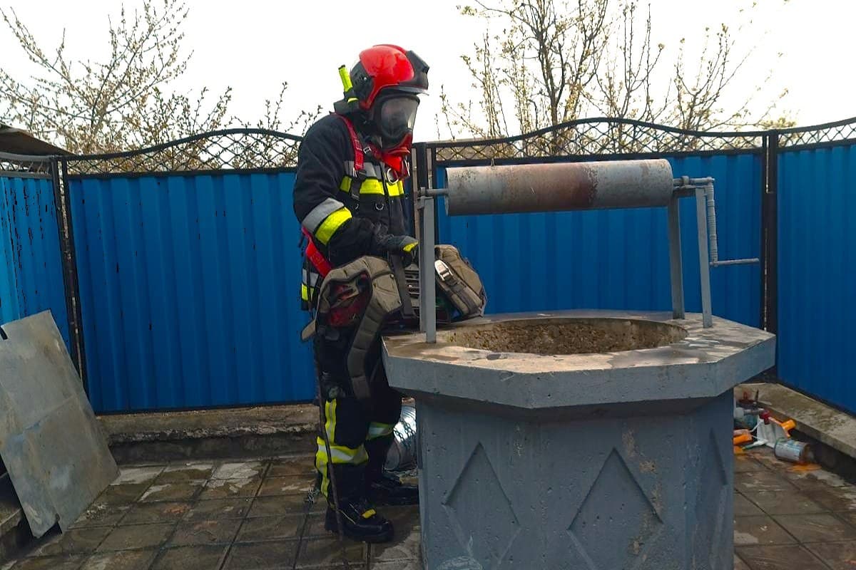 Un bărbat a fost salvat după ce a căzut într-o fântână