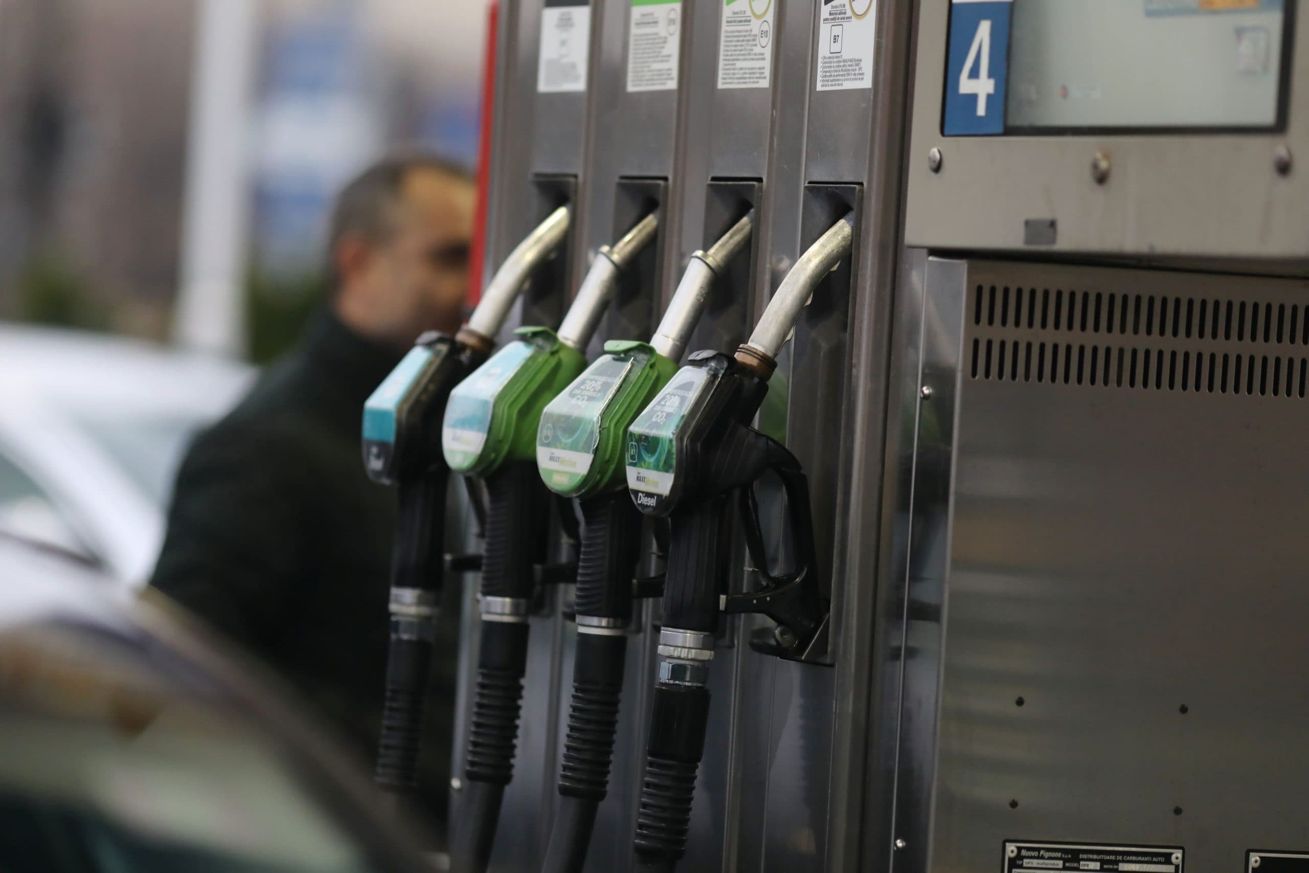 Benzina se apropie de pragul de 34 de lei, iar motorina ajunge la 36,52 lei