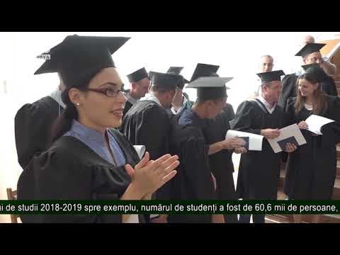 Tot mai puțini tineri aleg o facultate în țară