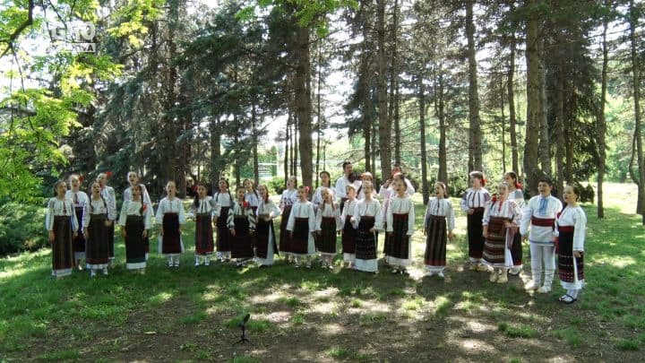 Studioul folcloric ”Iedera”, cond. art. Elena Osoianu – melodii folclorice