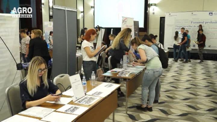 Anunț pentru cei care își caută un loc de muncă