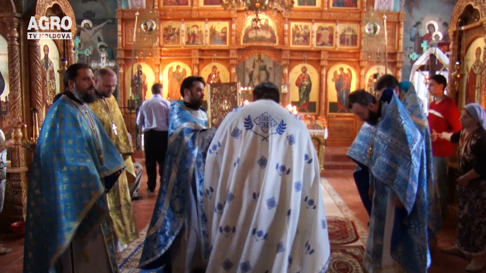 Credincioșii îi cinstesc pe Sfinții Constantin și Elena