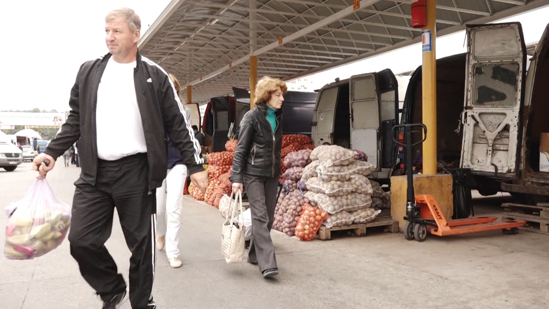 Piețele din Chișinău și Bălți își reiau activitatea