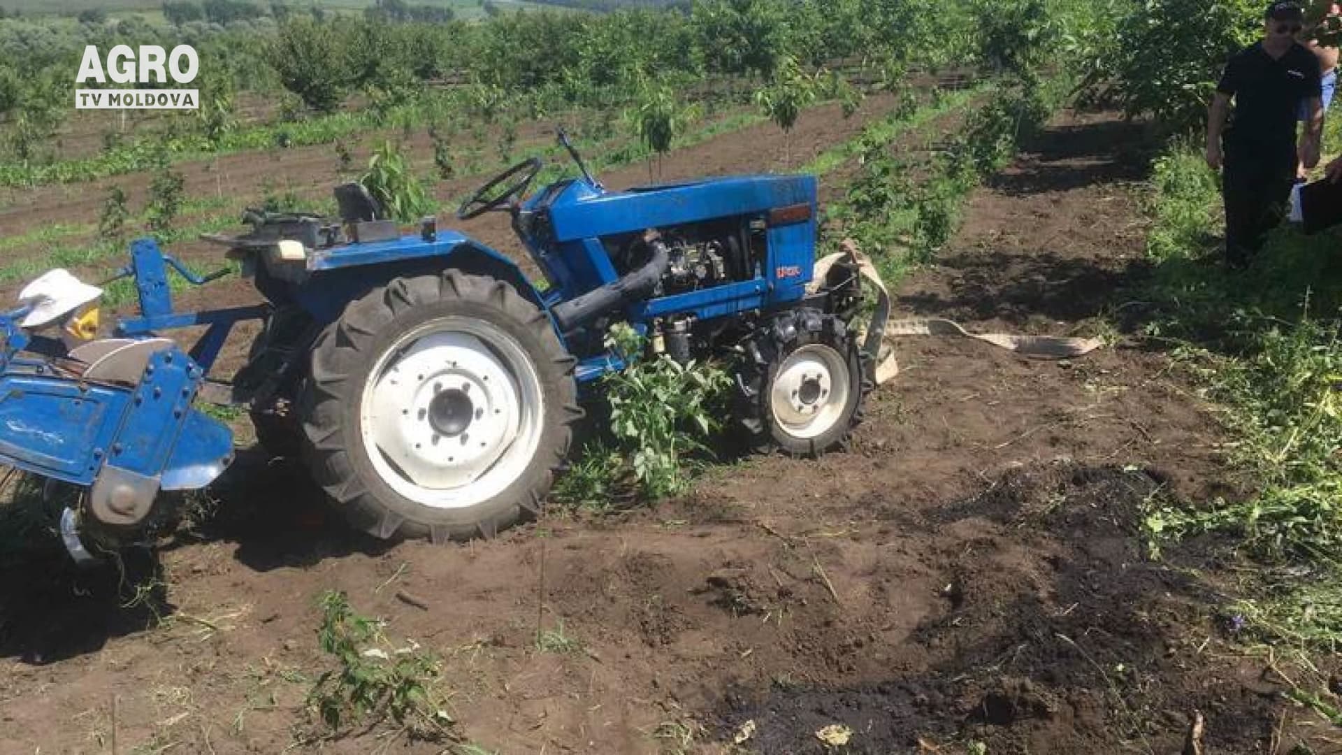 Un adolescent, blocat sub cabina tractorului
