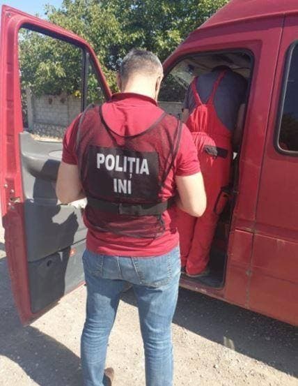 Autocamioane pline cu substanțe explozive, stopate de polițiști