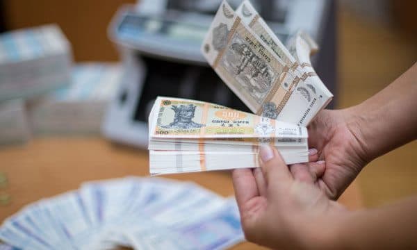 Salarii mai mari, dar mai puțini angajați