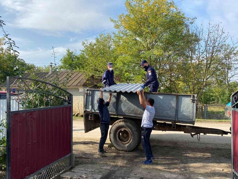 Salvatorii distribuie ajutoare gospodăriilor afectate de ploi