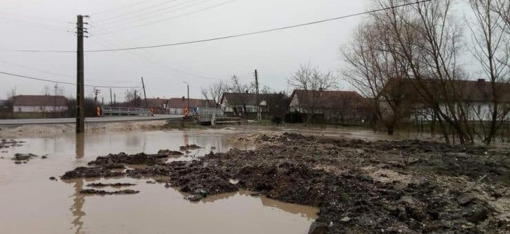 Pericol de inundații pentru următoarele zile