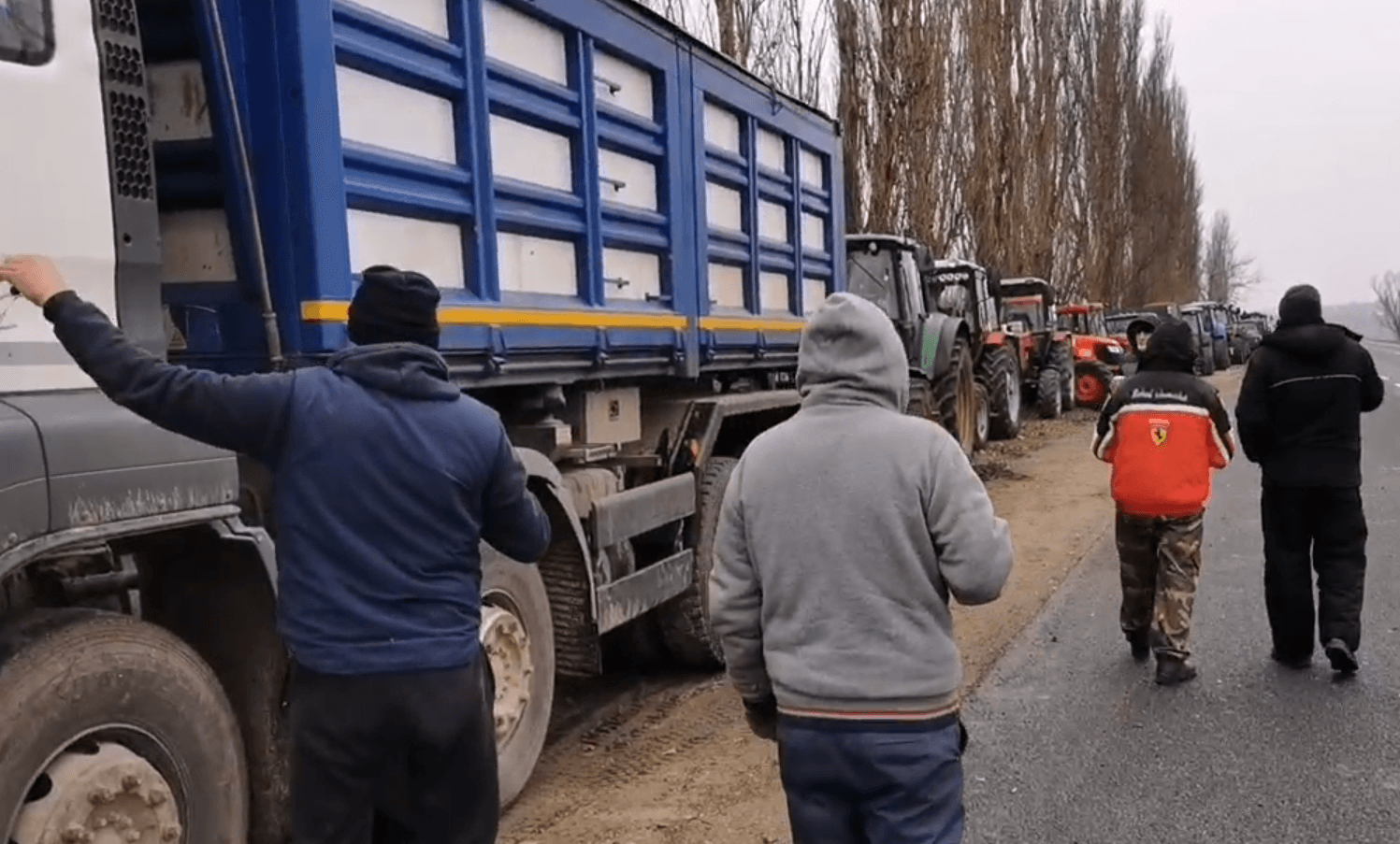 Fermierii continuă protestele la vama Leușeni
