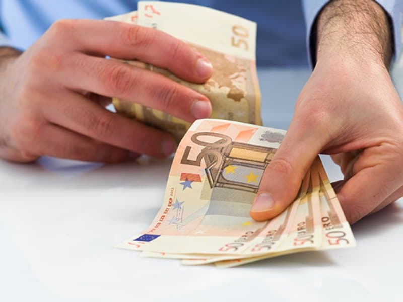 Moldovenii trimit tot mai mulți bani de peste hotare