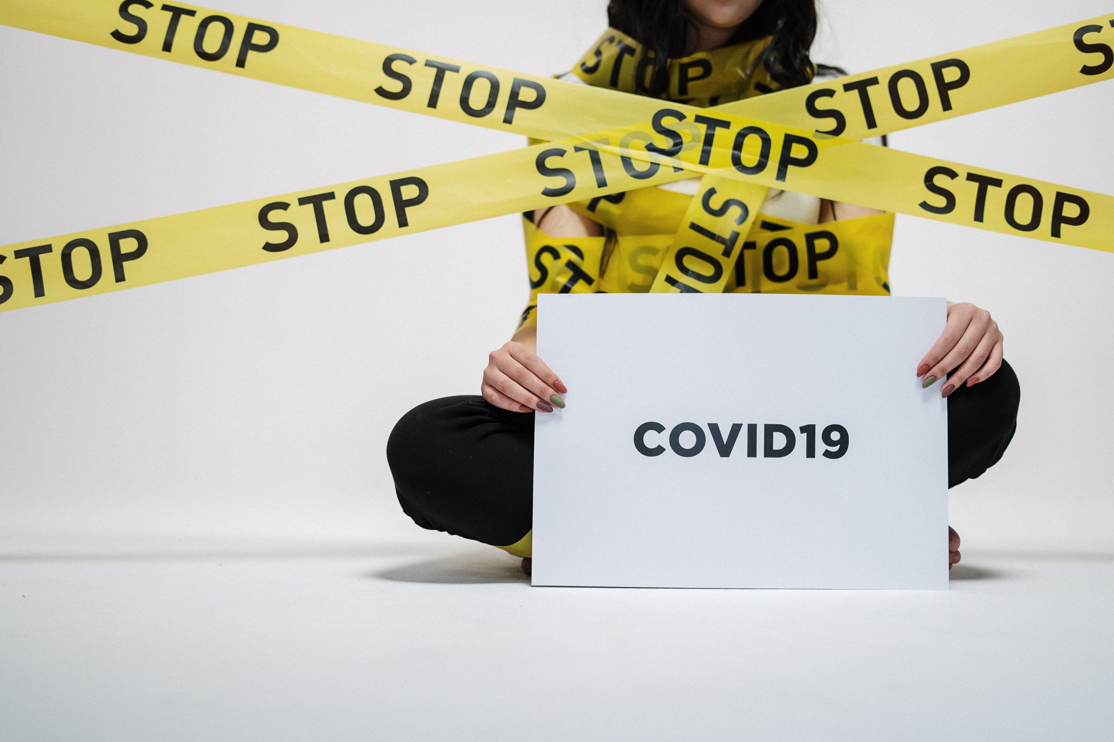 Bucuria față de vaccinurile COVID, nu opresc blocările de Crăciun