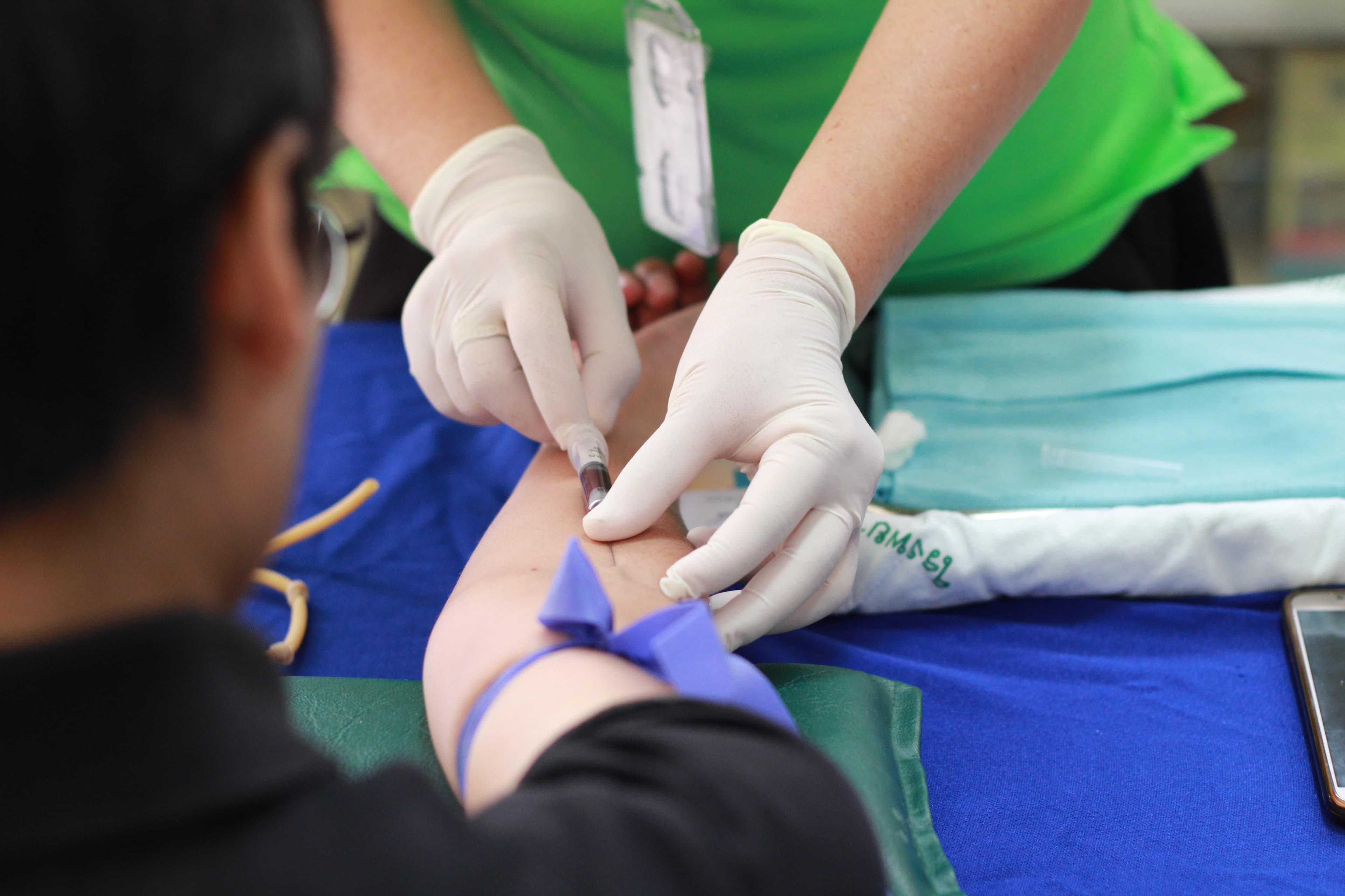 Probleme la vaccinările din UK. Ce persoane nu pot lua vaccinul Pfizer?