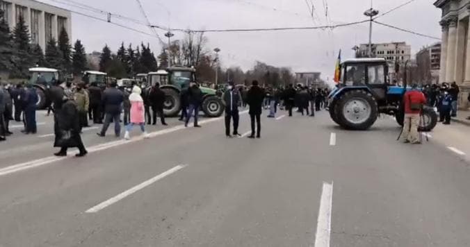 Agricultorii au reluat protestele